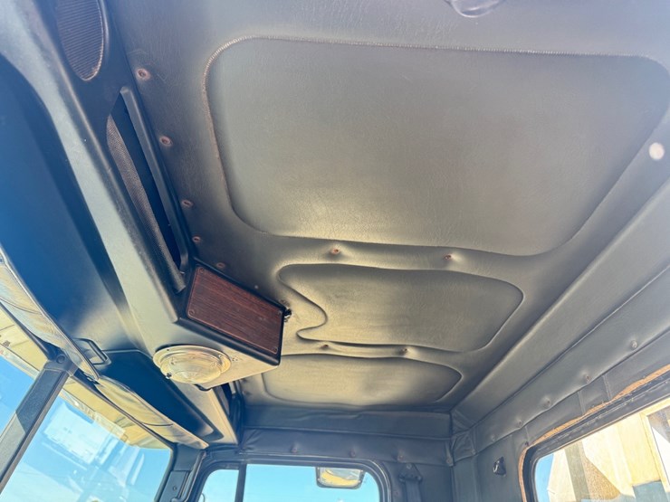 #14024-•-2007-freightliner-fld120sd-truck-tractor-image-15