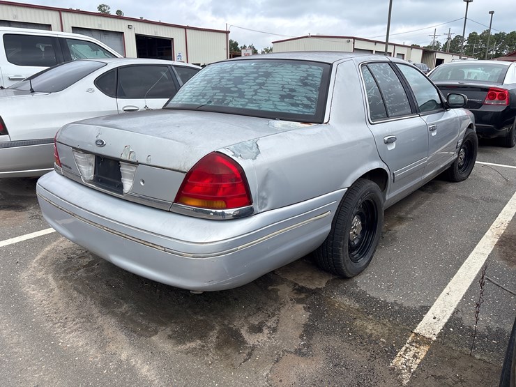 #5008-•-2002-ford-crown-victoria-|-for-parts/repairs-image-3