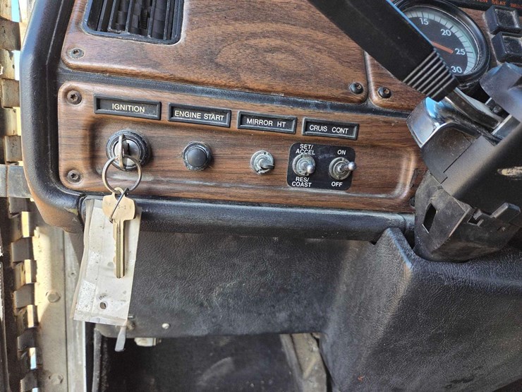 1994-freightliner-semi-image-55