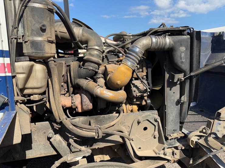 peterbilt-semi-tractor-image-19