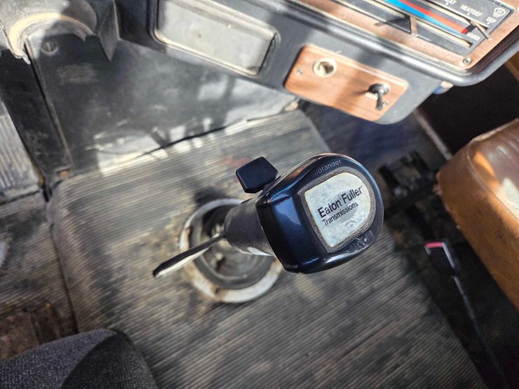 1994-freightliner-semi-image-48