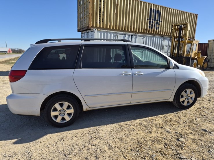 2004-toyota-sienna-image-5