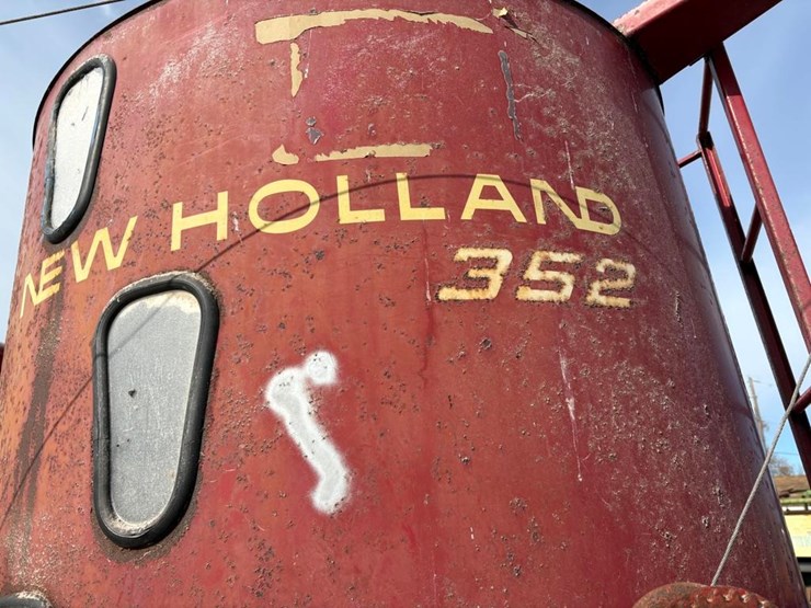 new-holland-352-image-10