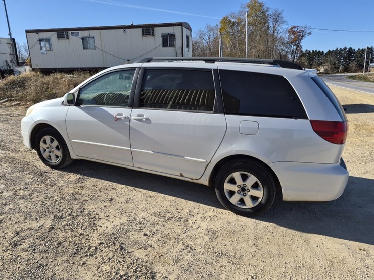 2004-toyota-sienna-image-10