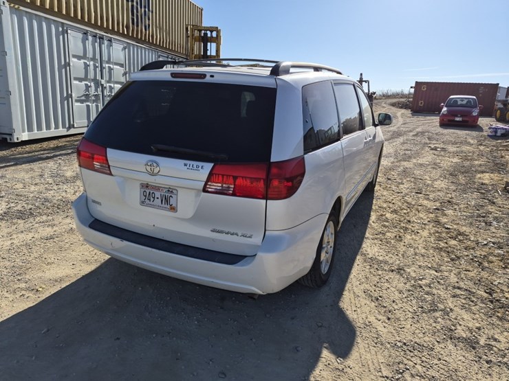 2004-toyota-sienna-image-7