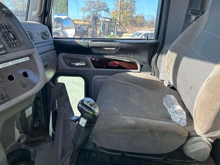 2015-peterbilt-367-image-16