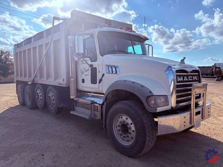 2019-mack-granite-gr64f-image-7