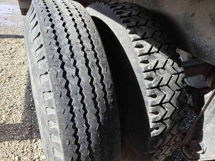 single-hopper-bottom-trailer-image-18