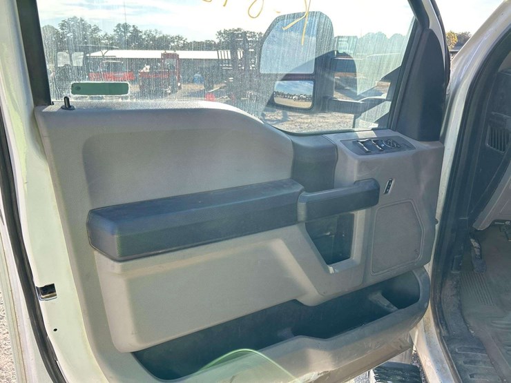 2017-ford-f550-image-11