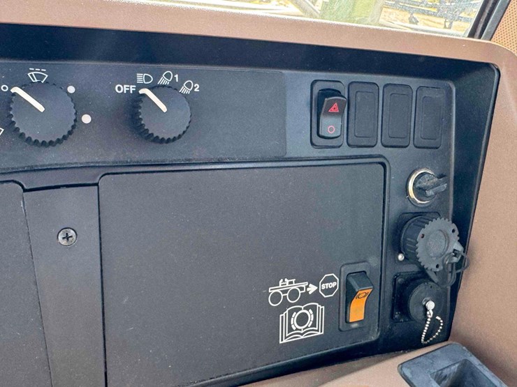 2011-john-deere-4730-image-37