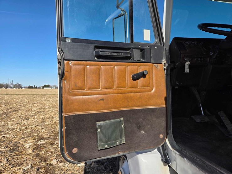 1994-freightliner-semi-image-39