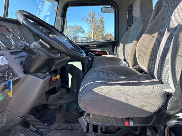 2015-peterbilt-367-image-10