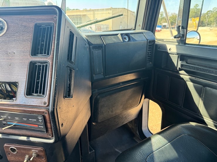 #14024-•-2007-freightliner-fld120sd-truck-tractor-image-12