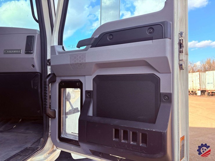 2019-mack-granite-gr64f-image-65