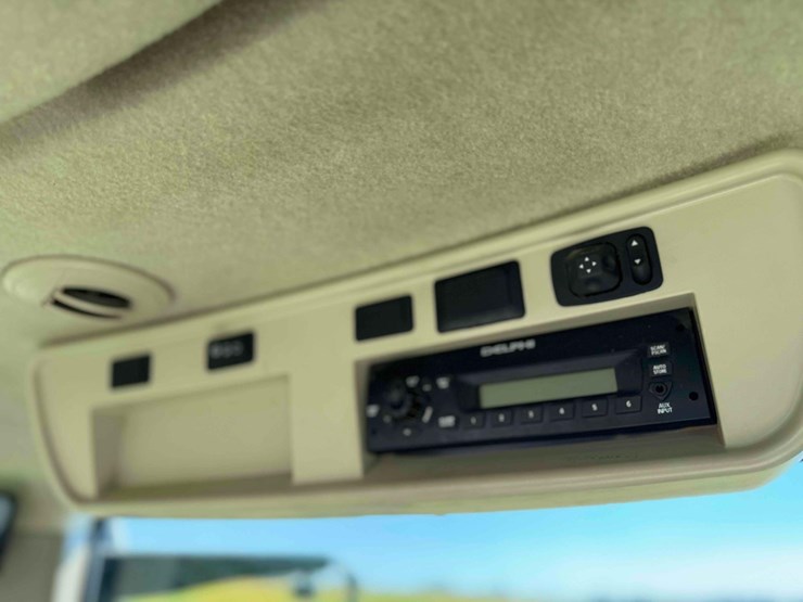 2013-john-deere-8285r-image-32