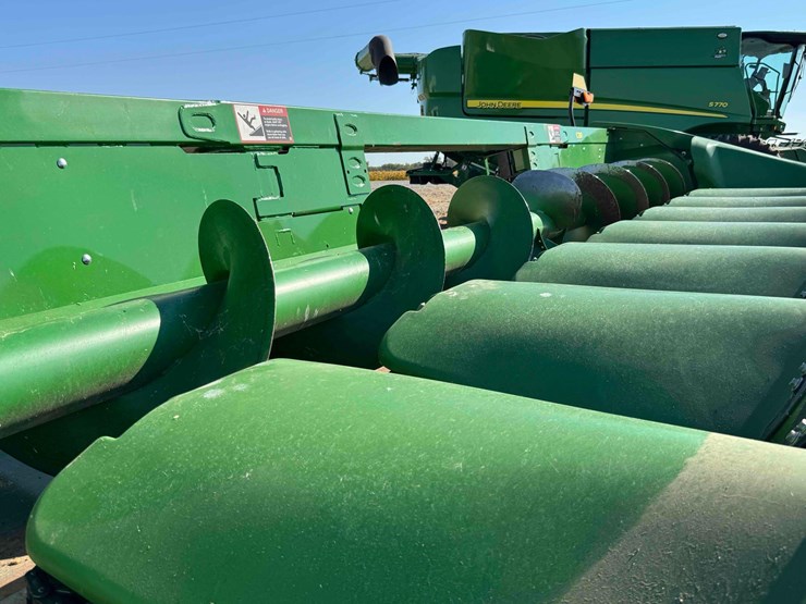 2024-john-deere-c8r-image-13