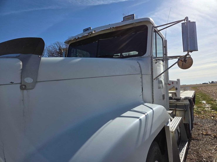 1994-freightliner-semi-image-6