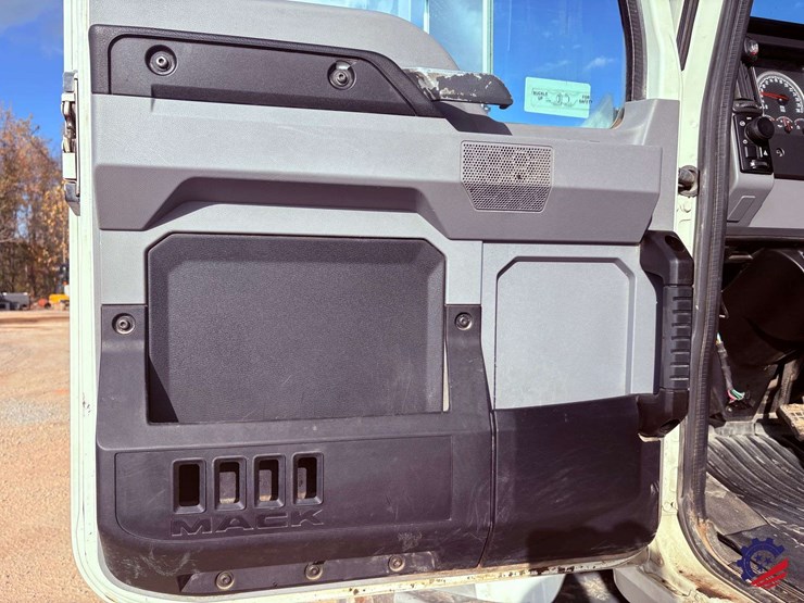 2019-mack-granite-gr64f-image-71