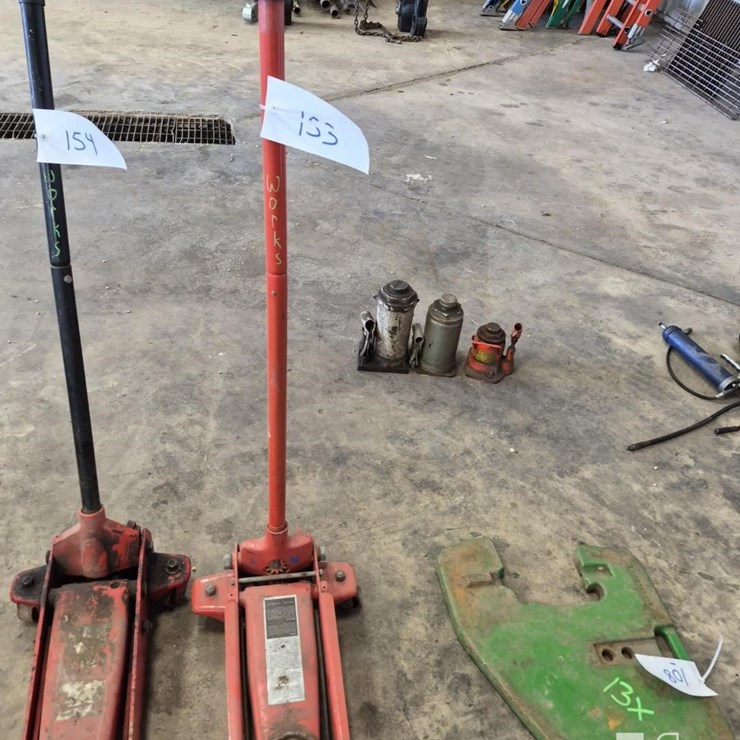 HYDRAULIC FLOOR JACK