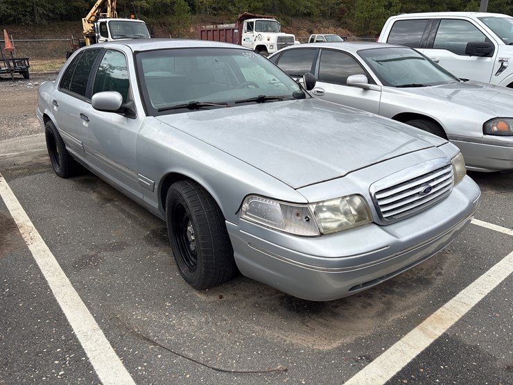 #5008-•-2002-ford-crown-victoria-|-for-parts/repairs-image-2