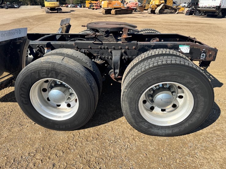 #14024-•-2007-freightliner-fld120sd-truck-tractor-image-24