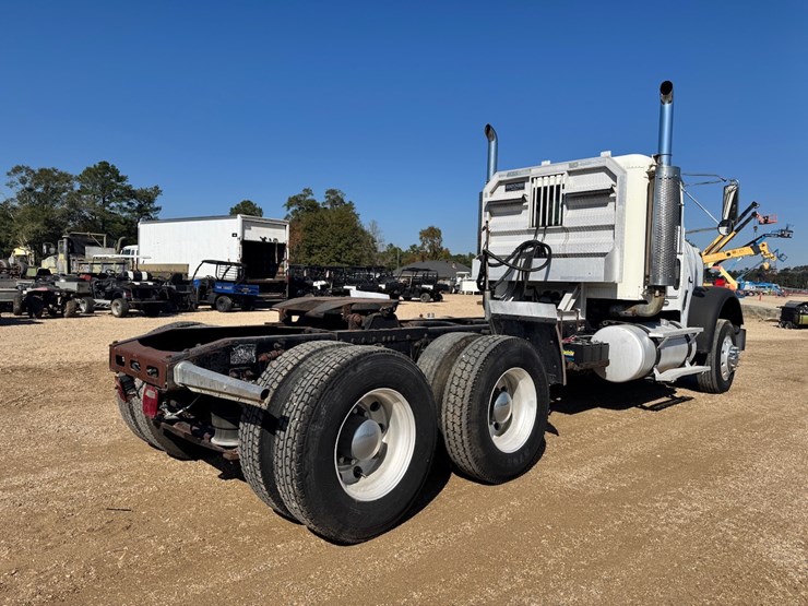 #14024-•-2007-freightliner-fld120sd-truck-tractor-image-3