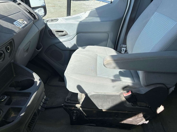 2017-ford-transit-350-passenger-van-image-18