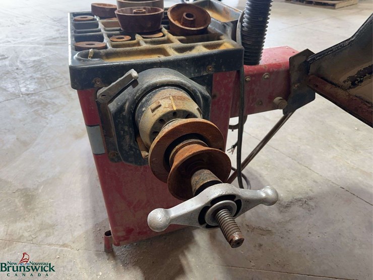 coats-1050-tire-balancer-image-6