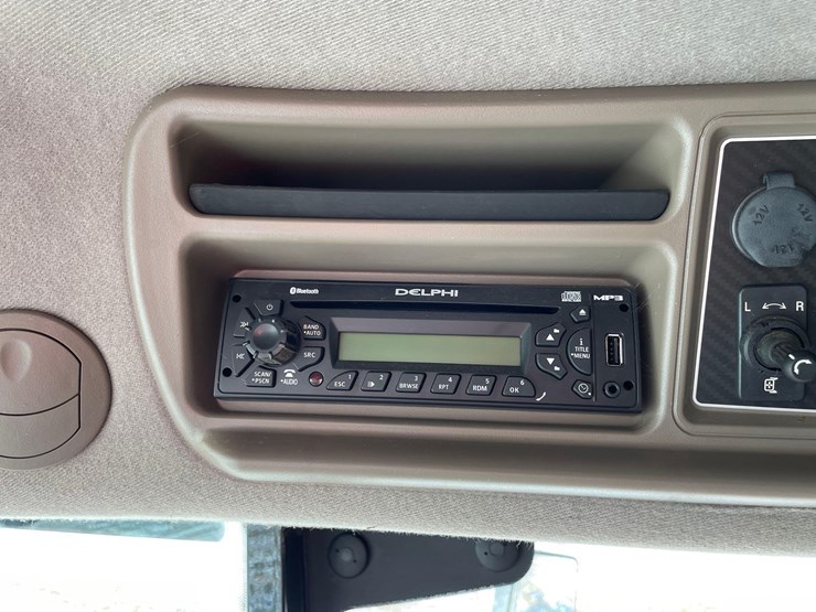 2014-case-ih-5130-image-55