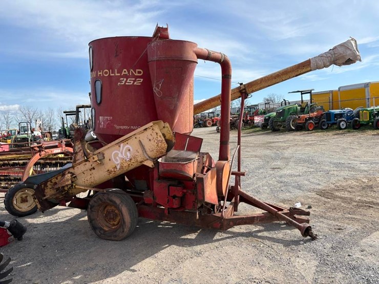 new-holland-352-image-2