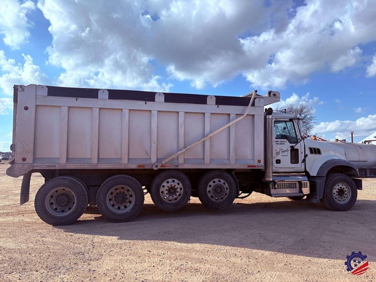 2019-mack-granite-gr64f-image-8
