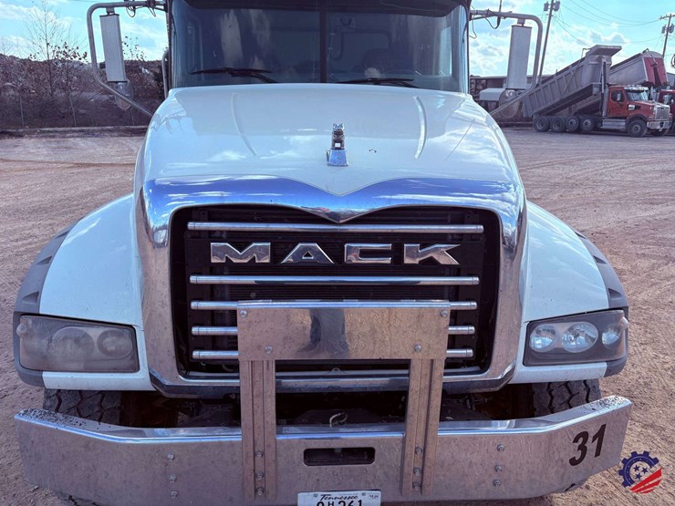 2019-mack-granite-gr64f-image-10