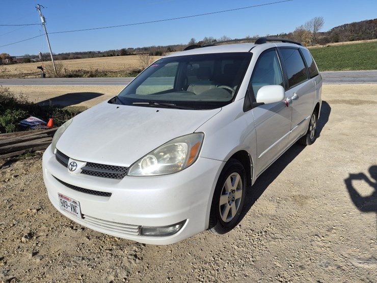 2004-toyota-sienna-image-3