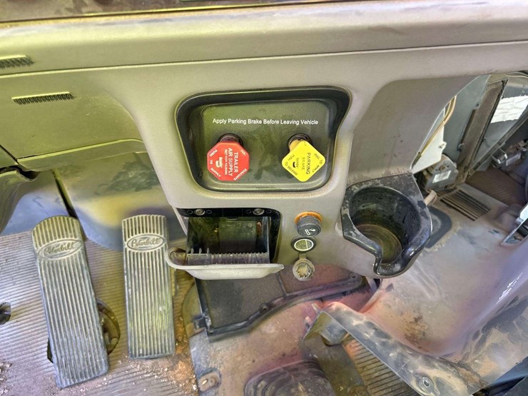 2015-peterbilt-367-image-14