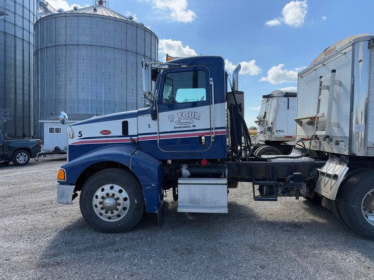 peterbilt-semi-tractor-image-4