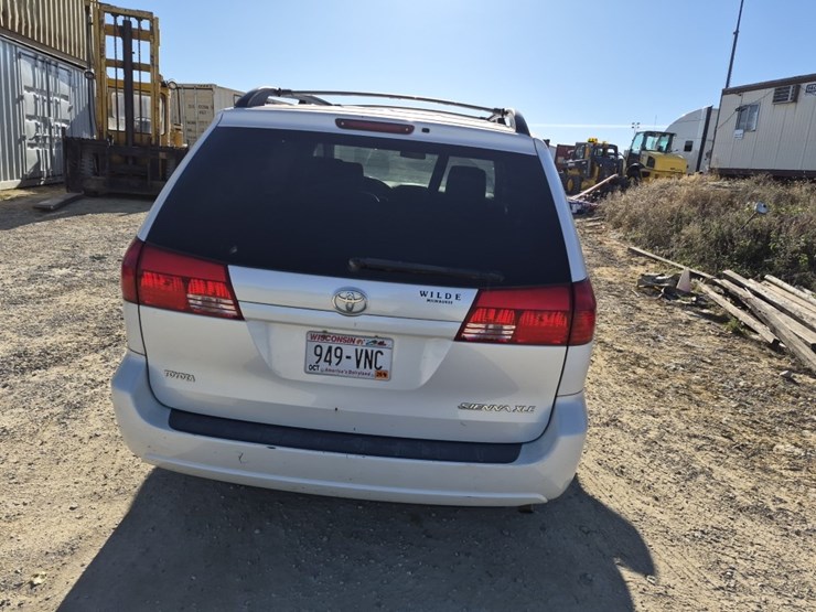 2004-toyota-sienna-image-8