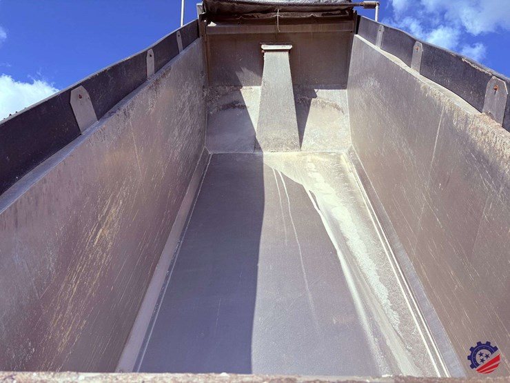 2019-mack-granite-gr64f-image-96