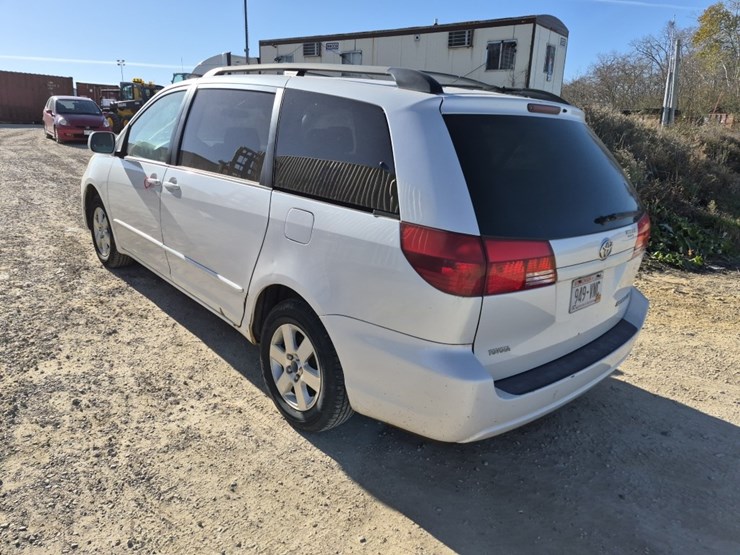 2004-toyota-sienna-image-9