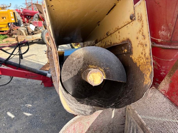 new-holland-352-image-6