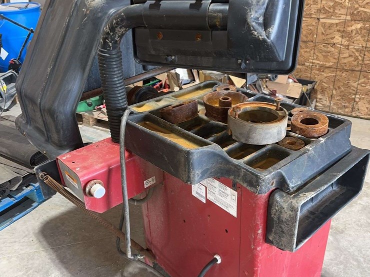 coats-1050-tire-balancer-image-2