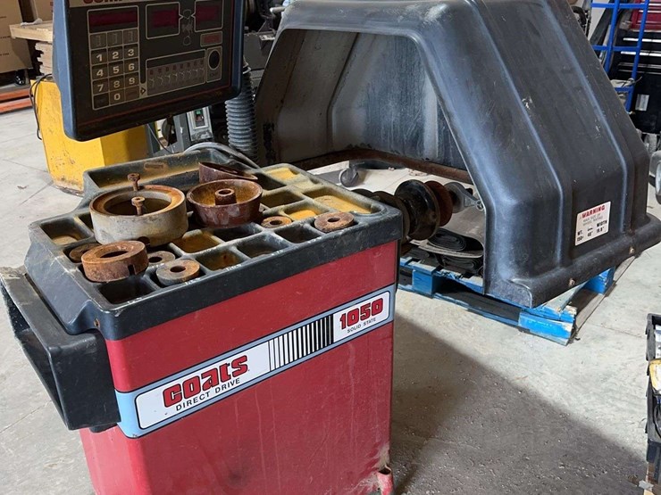 coats-1050-tire-balancer-image-1