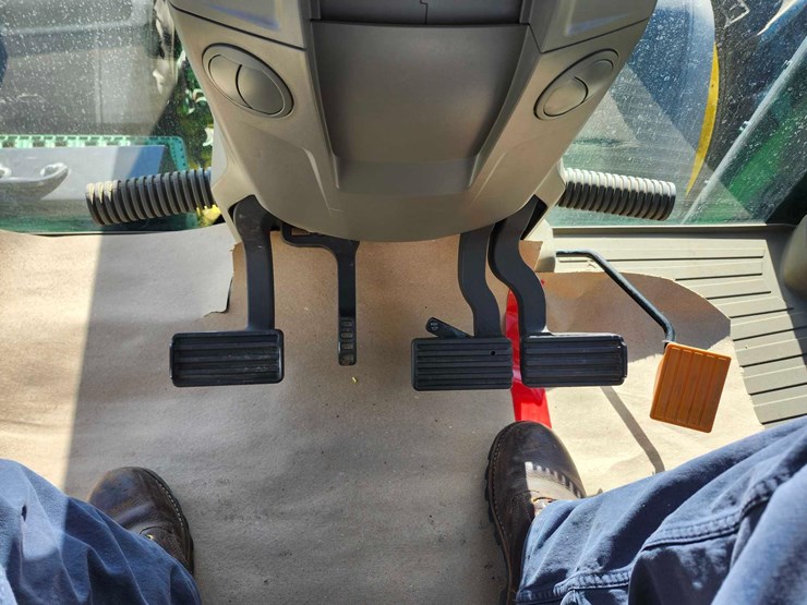 2022-john-deere-8r-310-image-32