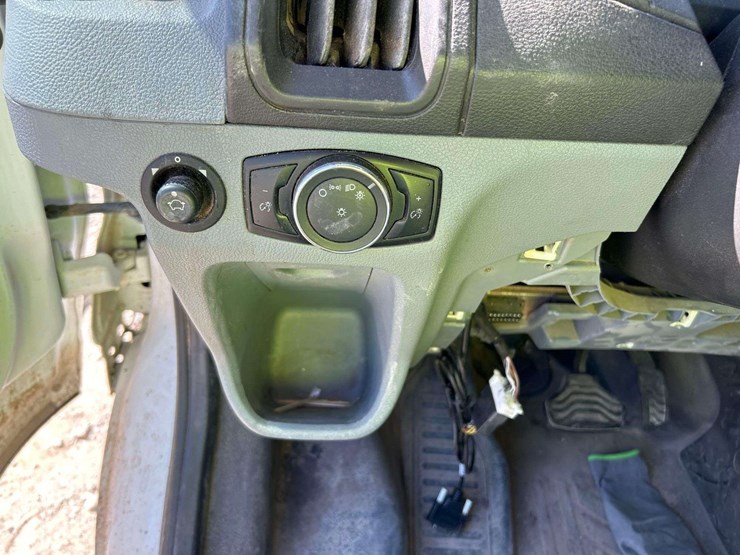 2017-ford-transit-350-passenger-van-image-16