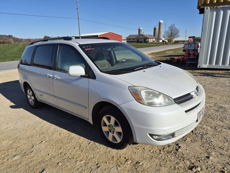 2004-toyota-sienna-image-4