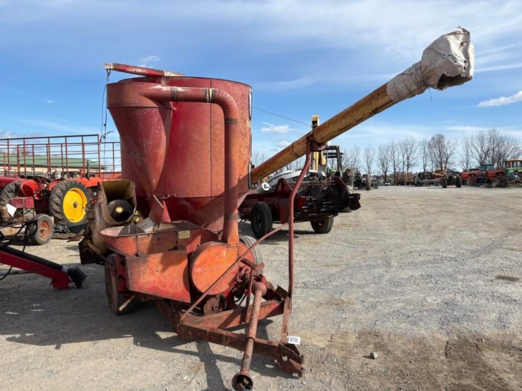 new-holland-352-image-3