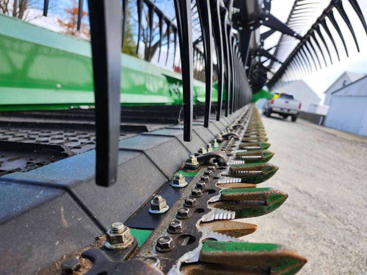 2024-john-deere-35-image-11