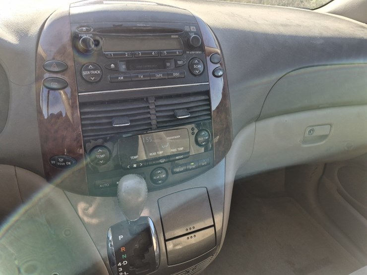 2004-toyota-sienna-image-16