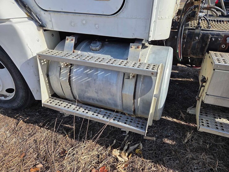 1994-freightliner-semi-image-10