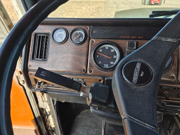 1994-freightliner-semi-image-54