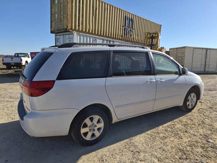 2004-toyota-sienna-image-6